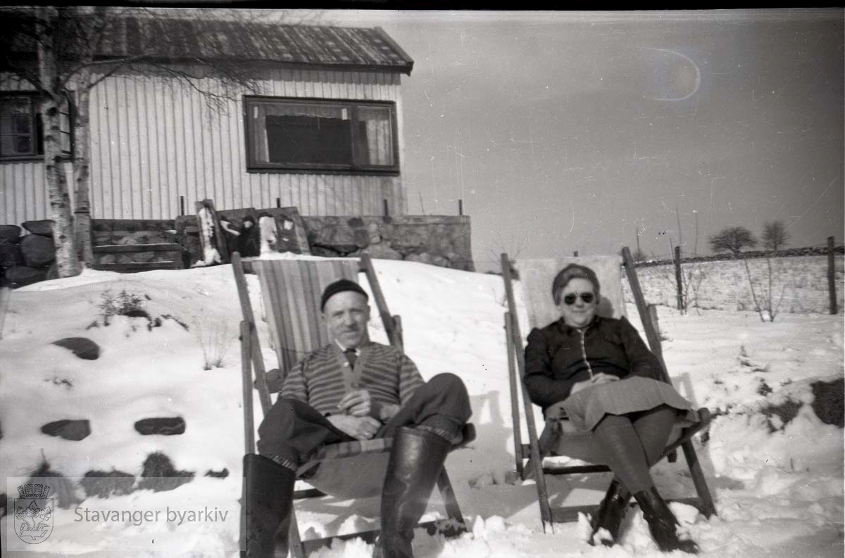 Eldre par i fluktstoler i snøen