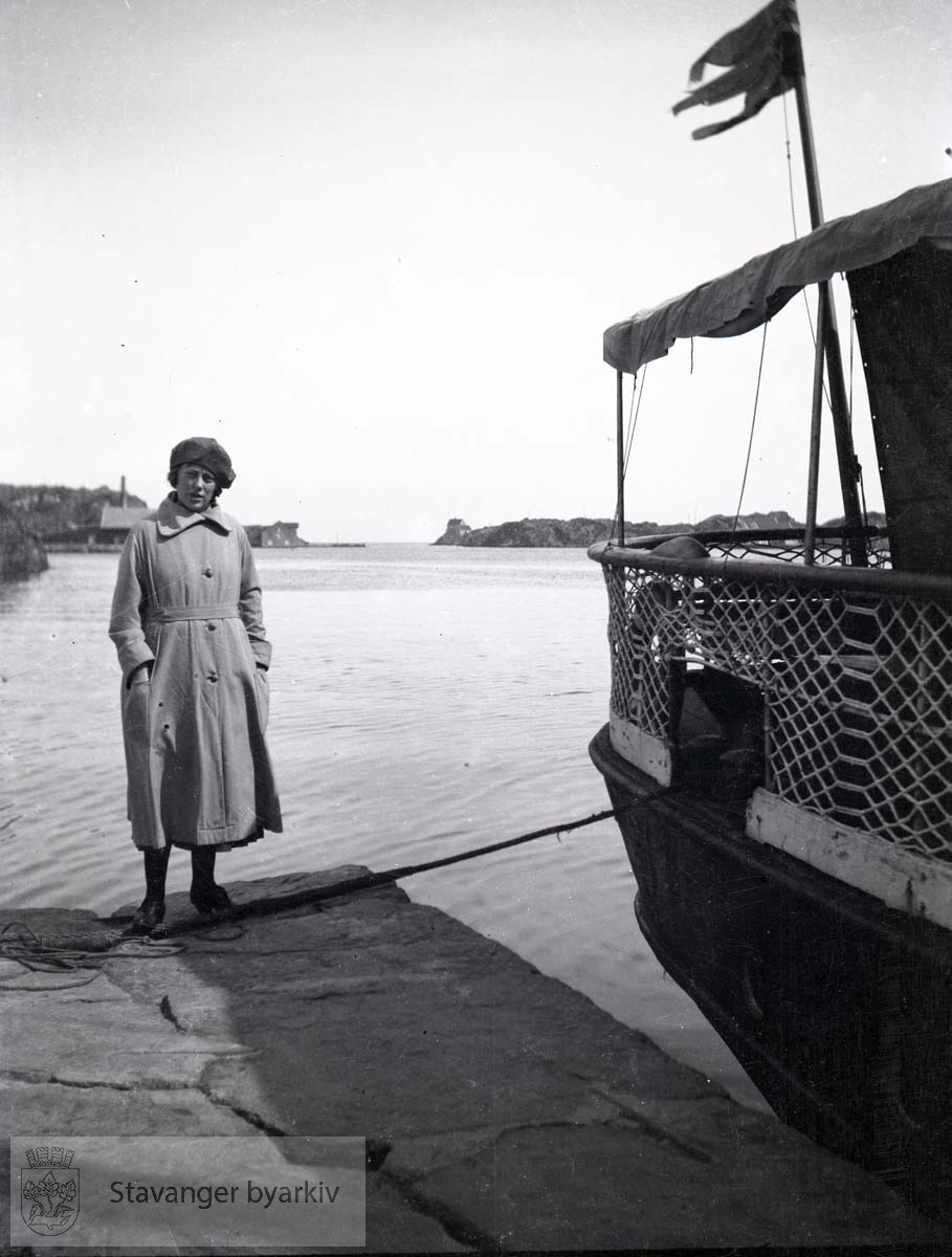 Kvinne ved båt eller ferge