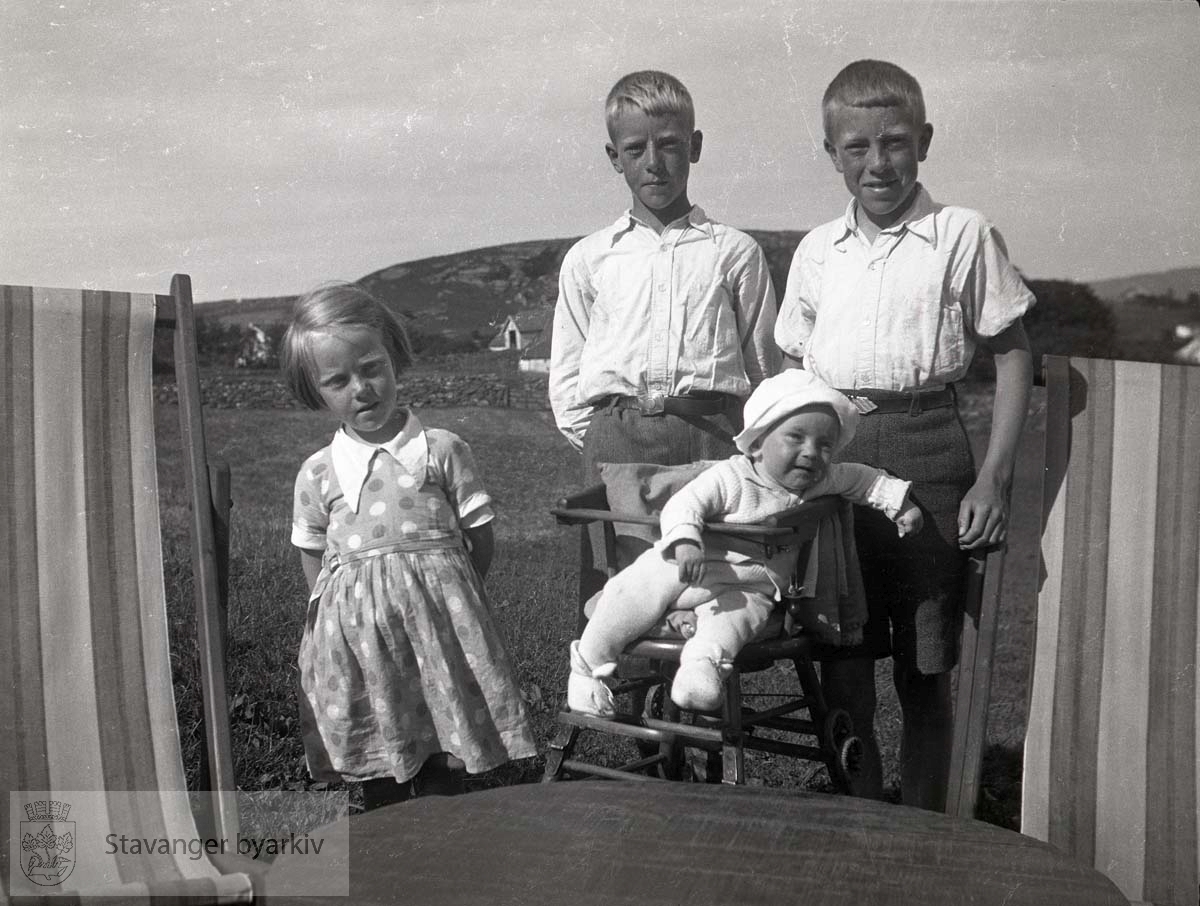 Søsknene Iversen:.Bjørg til venstre, Jan Christian og Per bak, Oskar Andreas i barnestolen.