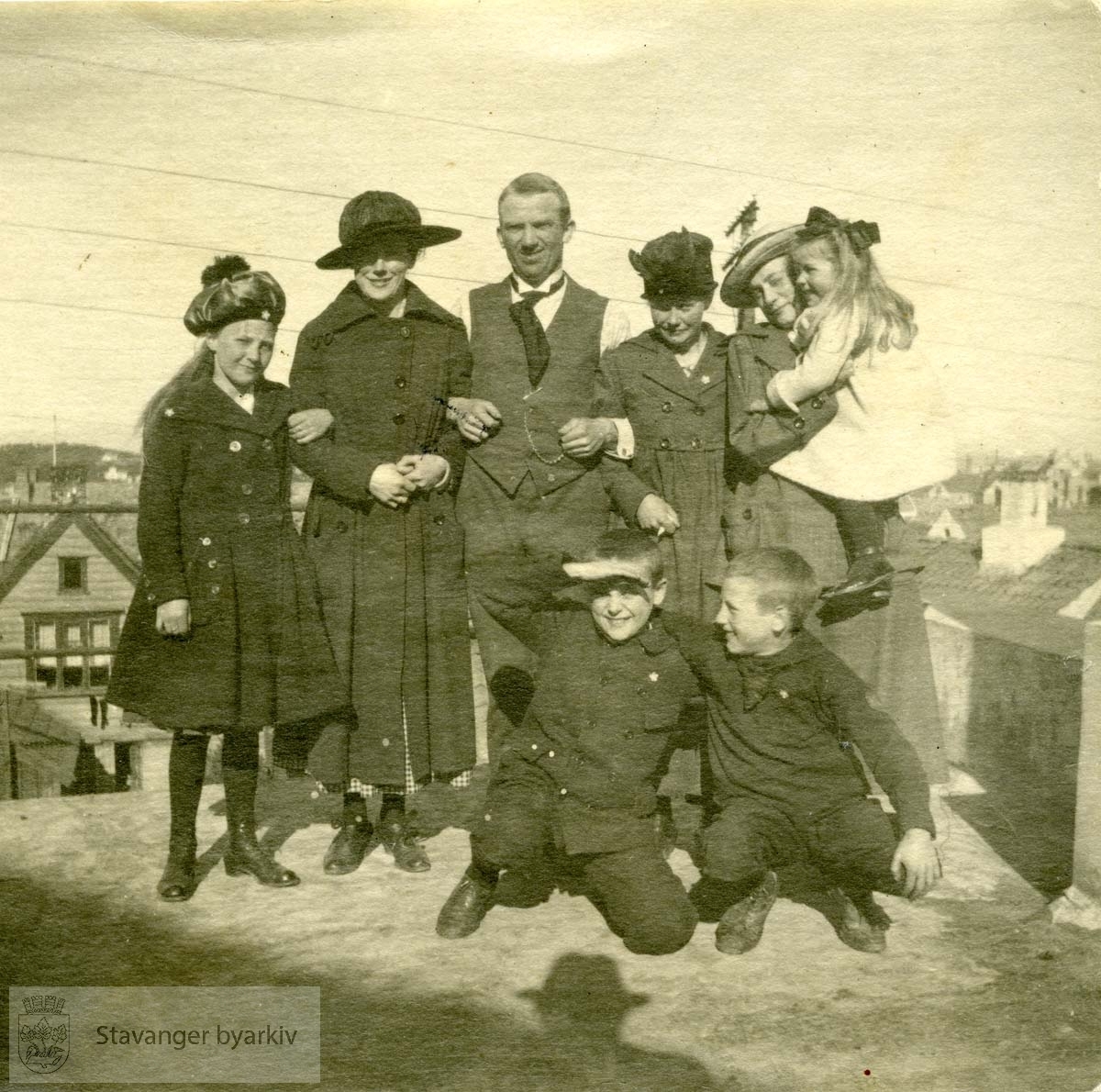 Familiebilde.."Paa altanen 1ste mai 1918"