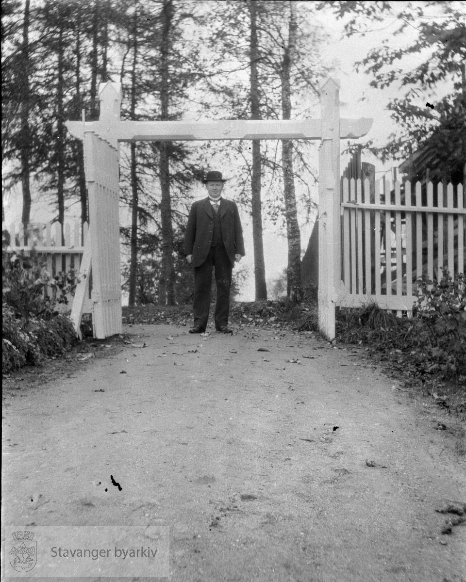 Birger Pedersen ved porten