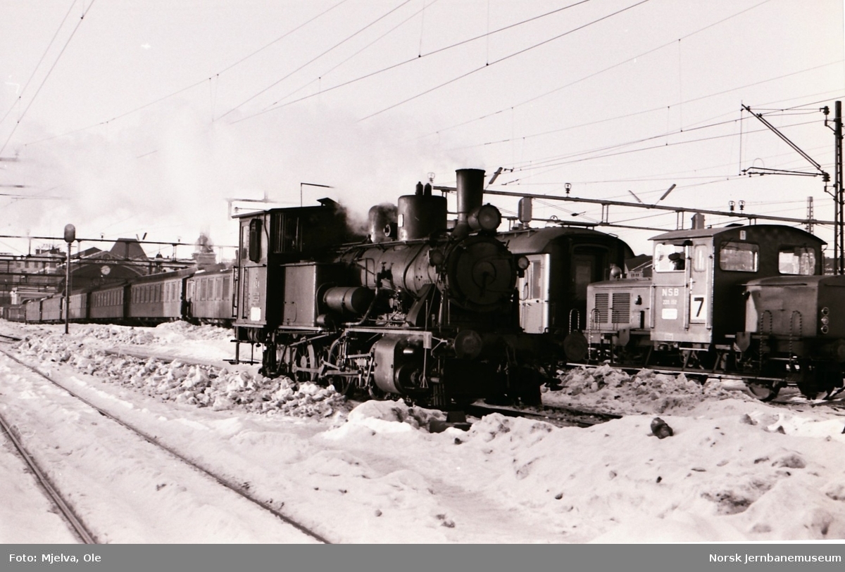 Damplokomotiv type 25d 424 i skiftetjeneste på Oslo Østbanestasjon.