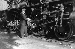 Lokomotivfører Holger Halkjær foran damplokomotiv type 30a n