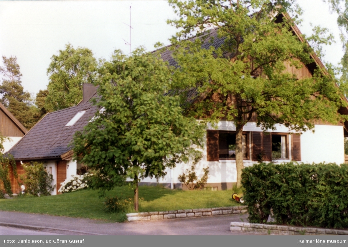 Bostadshus i vitt tegel och träfasad, har sadeltak. Bostaden befinner sig på Bisterfeldtsvägen 17 och ägaren hette Eskil Fürst. Byggmästaren var Bertil Danielsson.