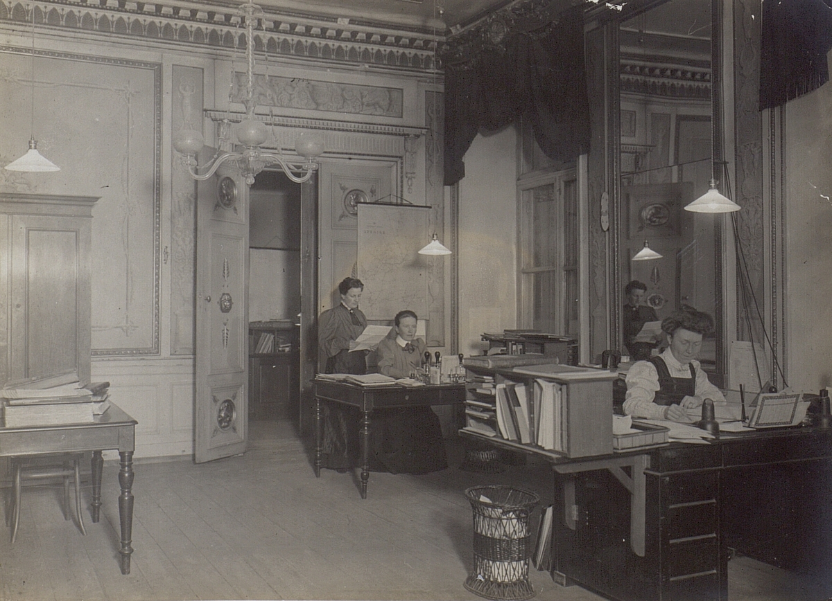 Telegrafisterna på Trafikbyrån, Järntorget. Ellen Malmberg. Lisa Bratt, Ingeborg Bahr. År 1900-1910.