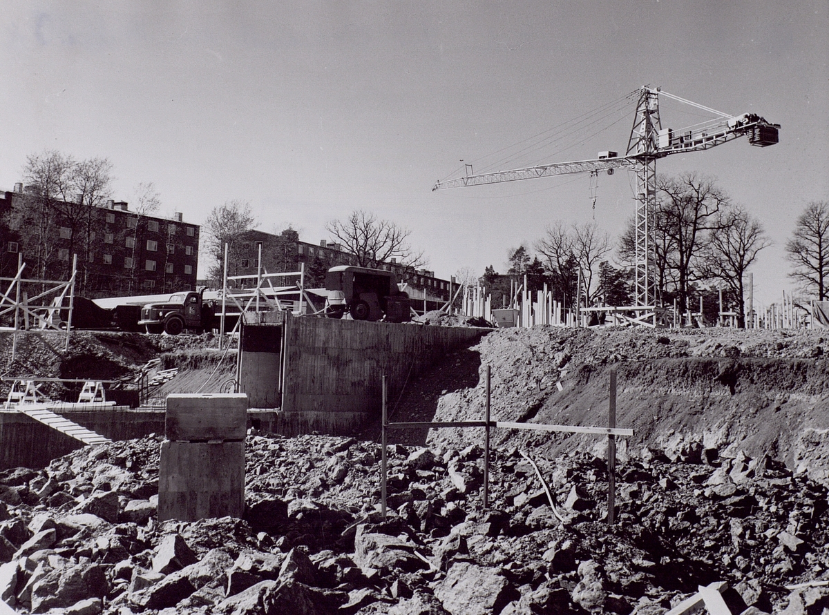 Farsta. Grundläggningsarbetet för C-huset d. 19.4.1960.