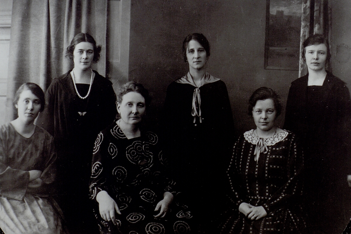 Personal vid Ljungby telefonstation i början av 1920-talet. Stående från vämster Kerstin Hedkvist, Annie Andersson och Magda Tomsen. Sittande från vänster Inez Johansson, Magda Magino och Greda Bengtsson.