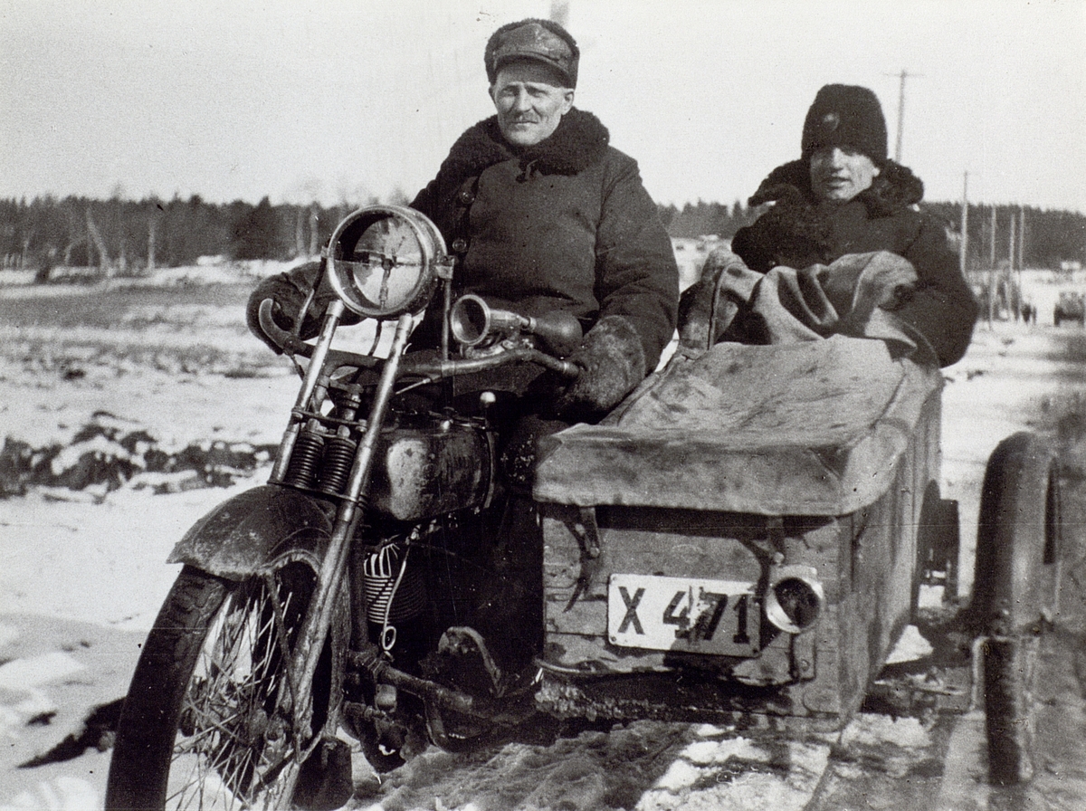 1920-talet. Erik Johan Larsson (Wia-Lasse), morfar till Jan-Erik Wik. I sidovagnen Sven Wallander. Motorcykeln är en Harley-Davidson -1925.