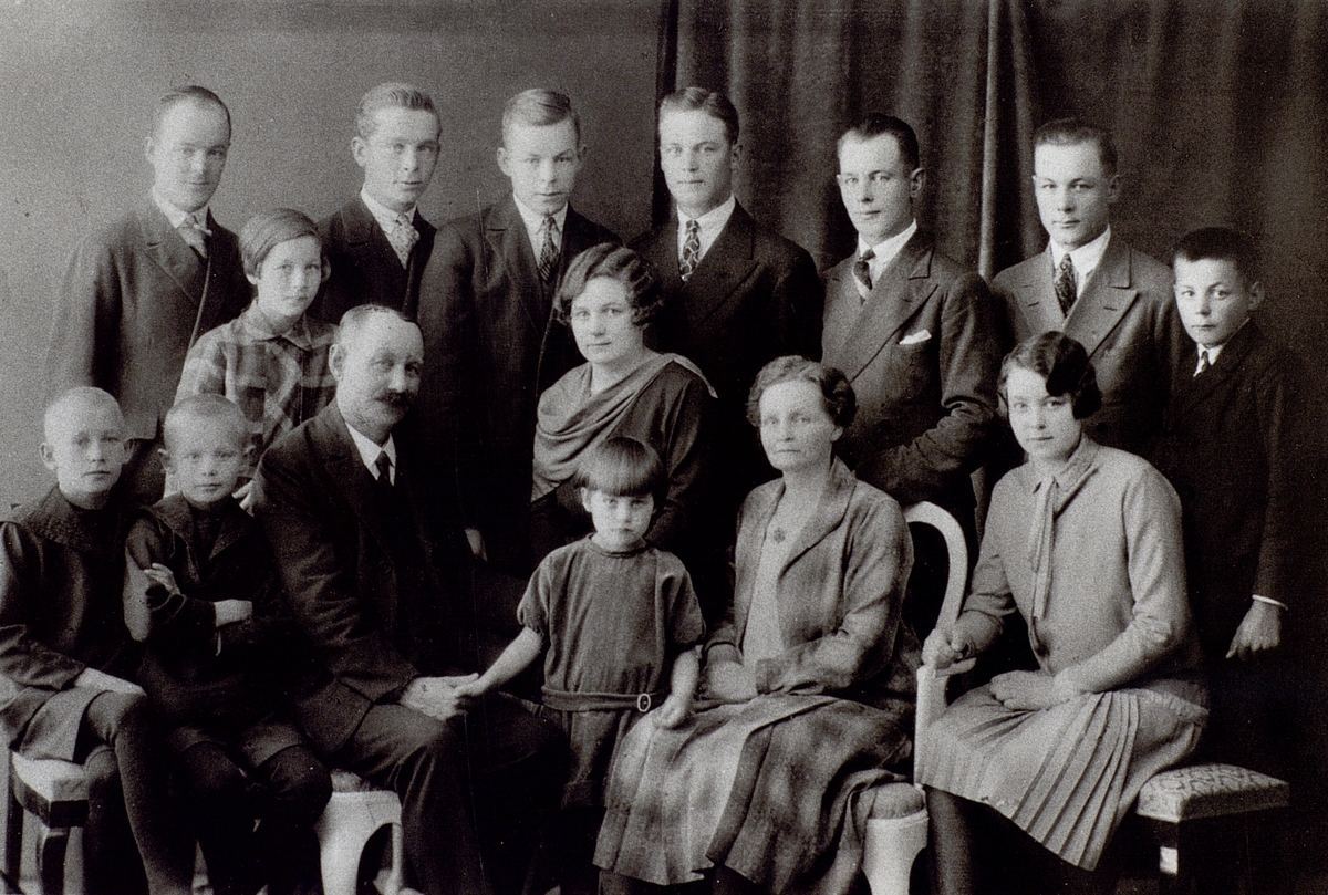 Här är en familjebild från 1920-talet på den telefamiljen Gunnar Eriksson i Hudiksvall. Av de 15 personerna på bilden har 7 varit anställda vid Televerket.