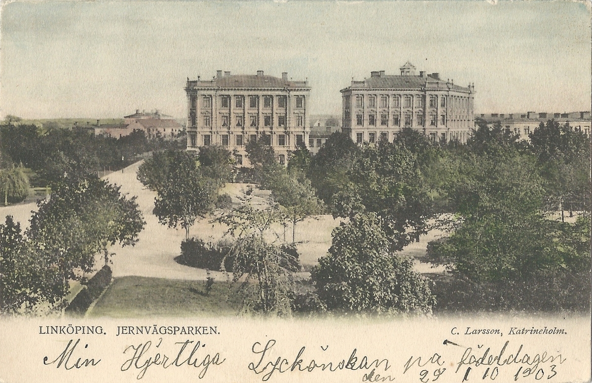 Vykort från  Linköping Järnvägsparken 
Järnvägsavenyn, Järnvägsparken, Sankt Larsgatan , Överstehuset, Järnvägsgatan, Repslagaregatan,
23 oktober 1903
C. Larsson Katrineholm