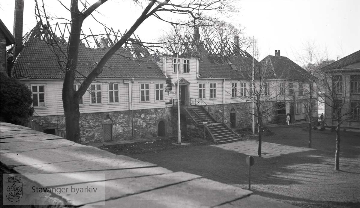 Brann i Kongsgård skole. Skolen var tatt i bruk av tyskerne som brukte den til kontorer og oppholdsrom.