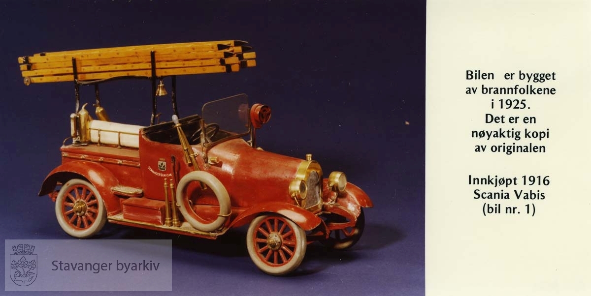 Kort med modellbil. Se også tilvekstnummer 10_24..Bilen er en tro kopi av originalen bygget av brannmenn på vakt i 1925.