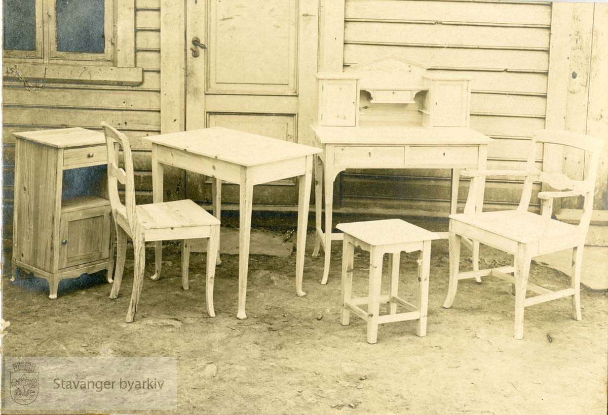 Modellrekke for møbelsnekre for året 1921-22..Chr. Krogh, faglærer ..Stavanger yrkesskoler ..Stavanger Tekniske Fagskole