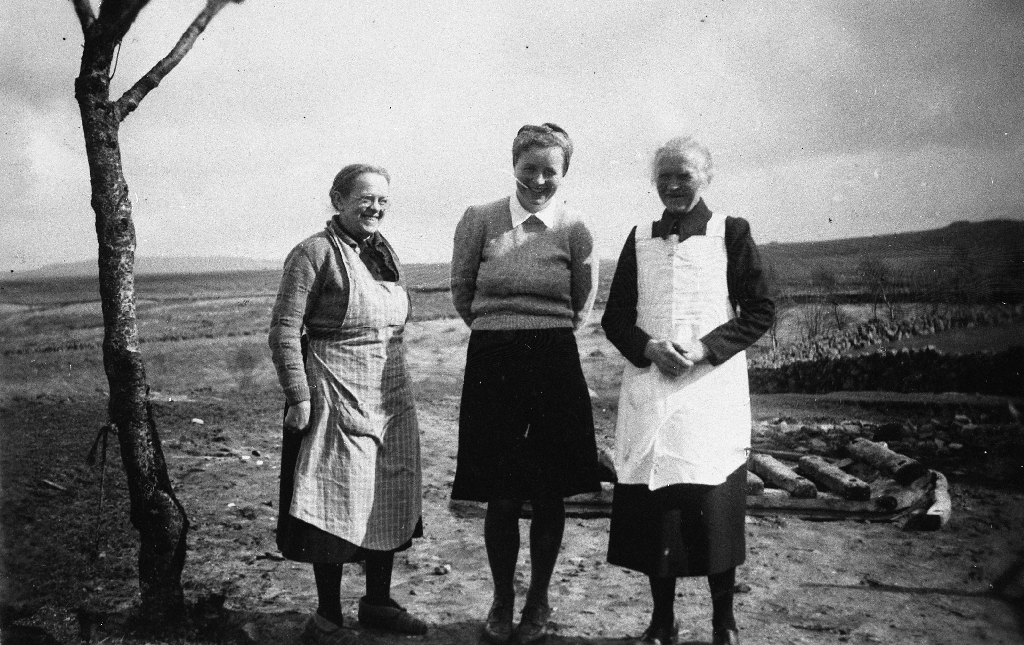 3 kvinner har stilt seg opp ute. F. v. Anna Jolette Frøyland f. 13.1.1885, Ingeborg Underhaug, f. Ualand 26.06.1914, Berta Elisabeth Frøyland f. 11.6.1872. Anna Jolette Frøyland og Berta Elisabet Frøyland er søstrene til Lars Frøyland.