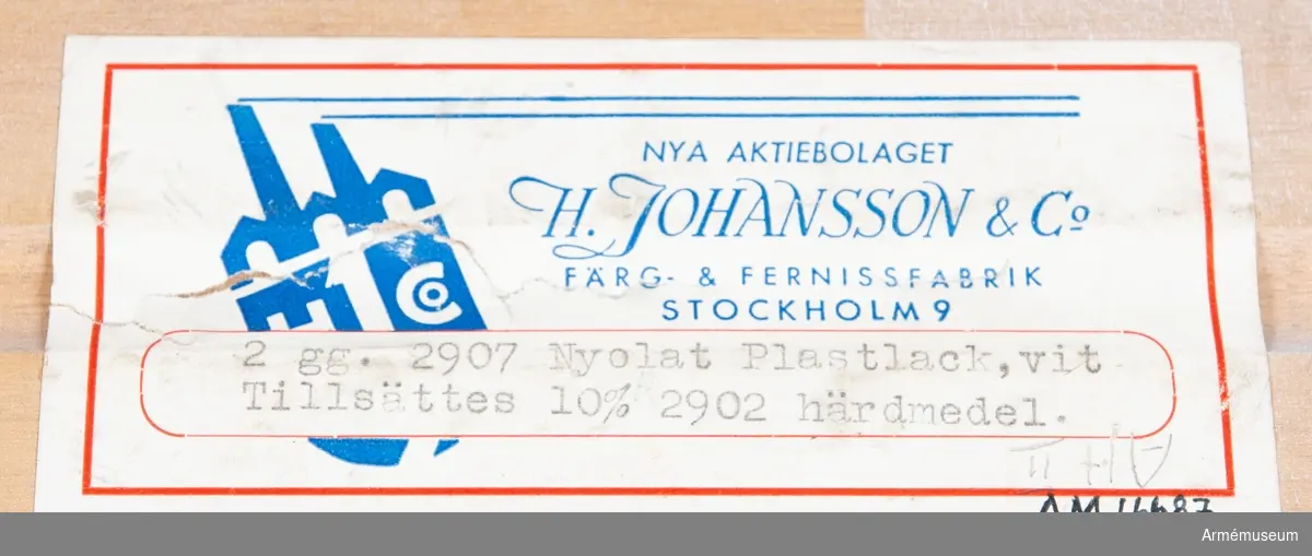 1952, alt II. Provkloss av trä märkt "KAFI dnr 1306:3/52 Alt II. Nya aktiebolaget H.Johansson & Co Färg. & Fernissfabrik Stockholm 9. 2 gg.2907 Myolat Plastlack, vit, tillsättes 10% 2902 härdmedel". Ur skidutredning. 
