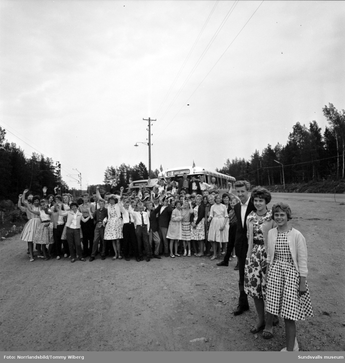 Vinnarna i Dagbladets uppsatstävling 1960 är på klassresa till Furuvik med sina klasskamrater.