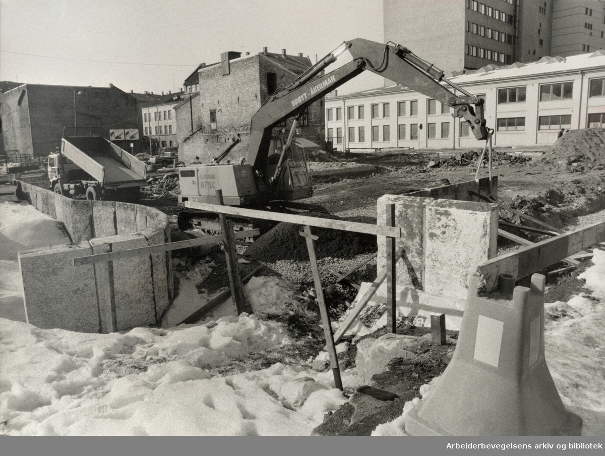 Grønland. Anleggsarbeidene er i gang med det nye aktivitetssenteret "Urtehagen". Mars 1985