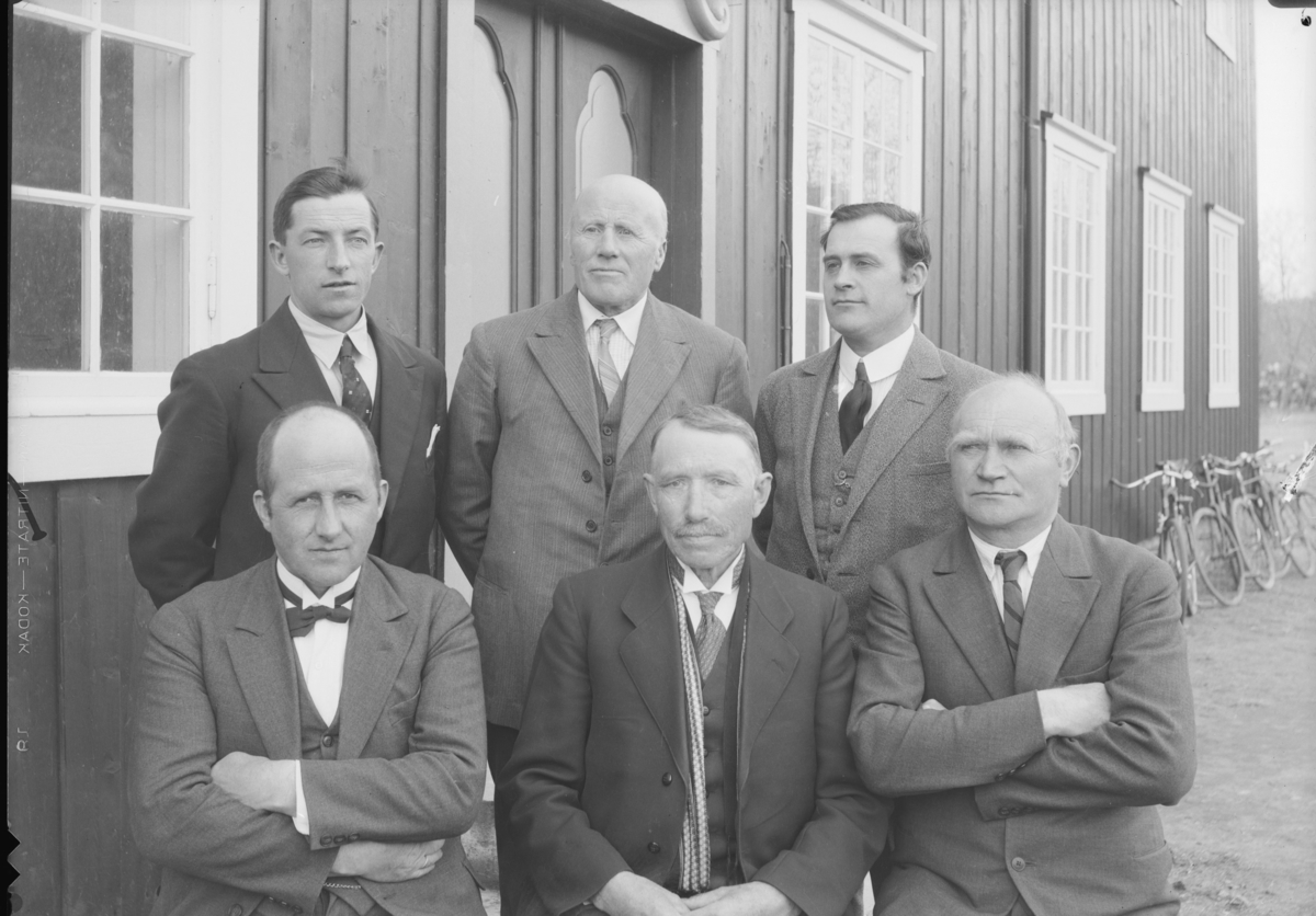 Lærere ved Hjerleids Minne ca 1936. Fra venstre første rekke Thorvald Schanke, Ola Lillevik og Iver Øyen. Bak fra venstre Ola Johnsrud, Ragnvald Einbu og Helge Hovrud