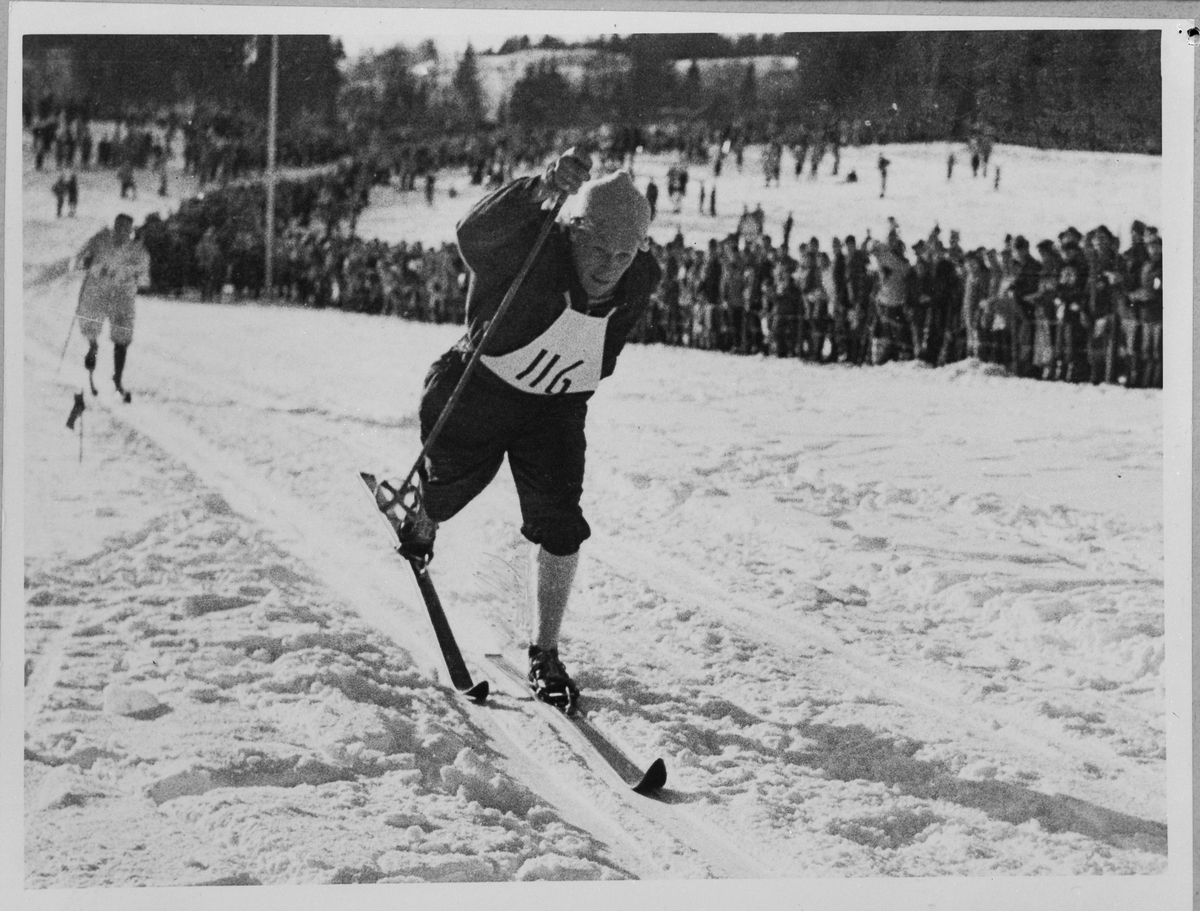 Håkon Brusveen vinner 30 km. i NM 1953 (kopi)