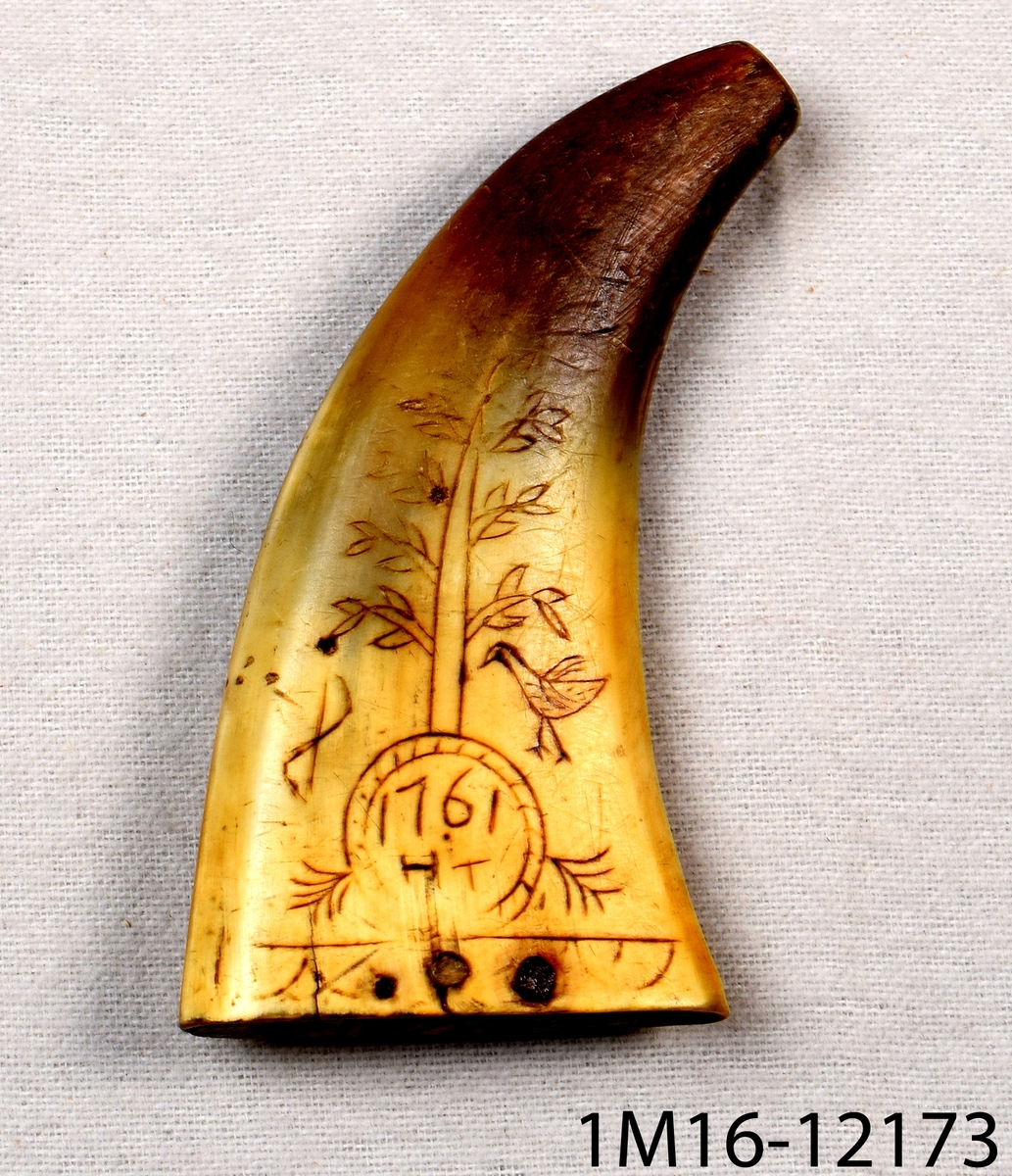 Kruthorn av horn, med ritningar. Märkt 1761.