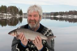 Fiskebiologen Kjetil Rukan, fotografert med en diger sik (Co