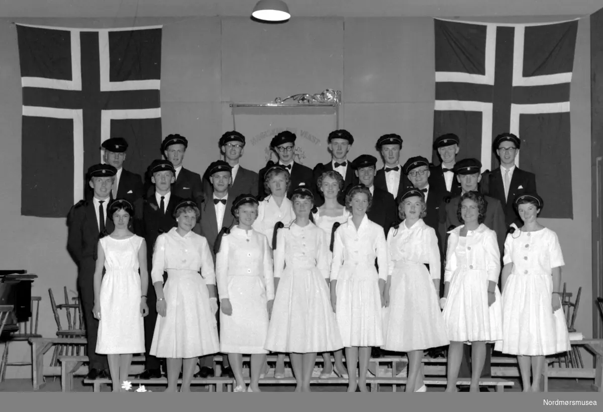 "Studentene 1959". Gruppefoto av studenter, mest trolig fra Kristiansund. Fotograf er Nils Williams. Fra Nordmøre museums fotosamlinger.