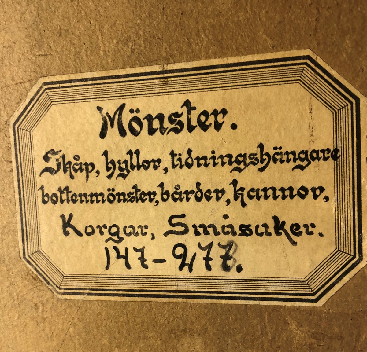 Äldre skisser från 1800-talet i akvarell för röllakan, rya, flamskt, samt från Svensk Konstslöjdutställning.
