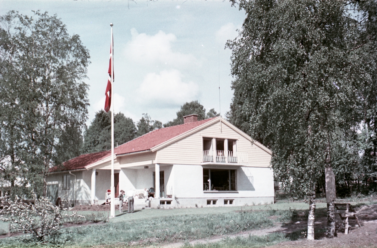 Serie på sju bilder av en villa i Askim. Stedets eiere var Paul og Ingeborg (f.Huiset) Evensen, Arnulf Husets søster og svoger.