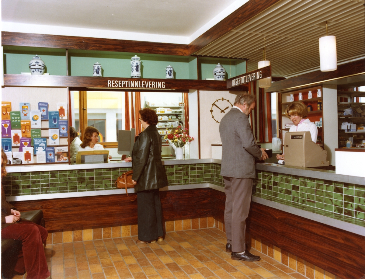 Lillestrøm apotek 1985, publikumsrom med skranke for inn- og utlevering av resepter