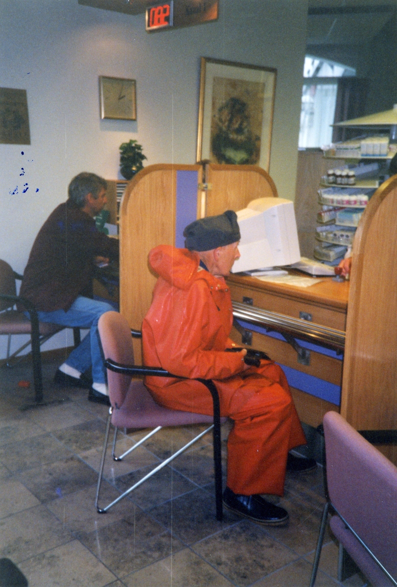 Mandal apotek. Kundebehandling i direktereseptur ca. 1995 ...