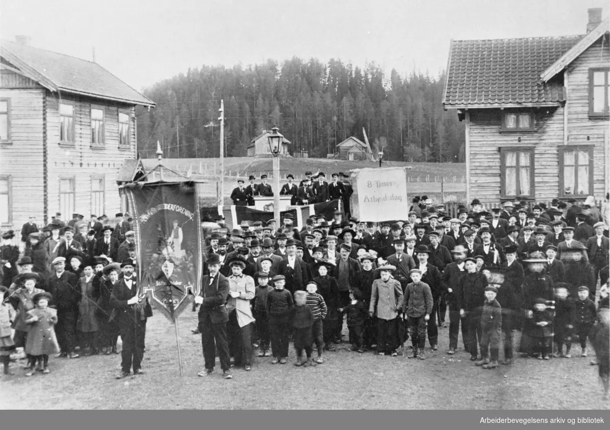 1. mai-feiring på Jevnaker, 1907. Parolen er 8 timers arbeidsdag.