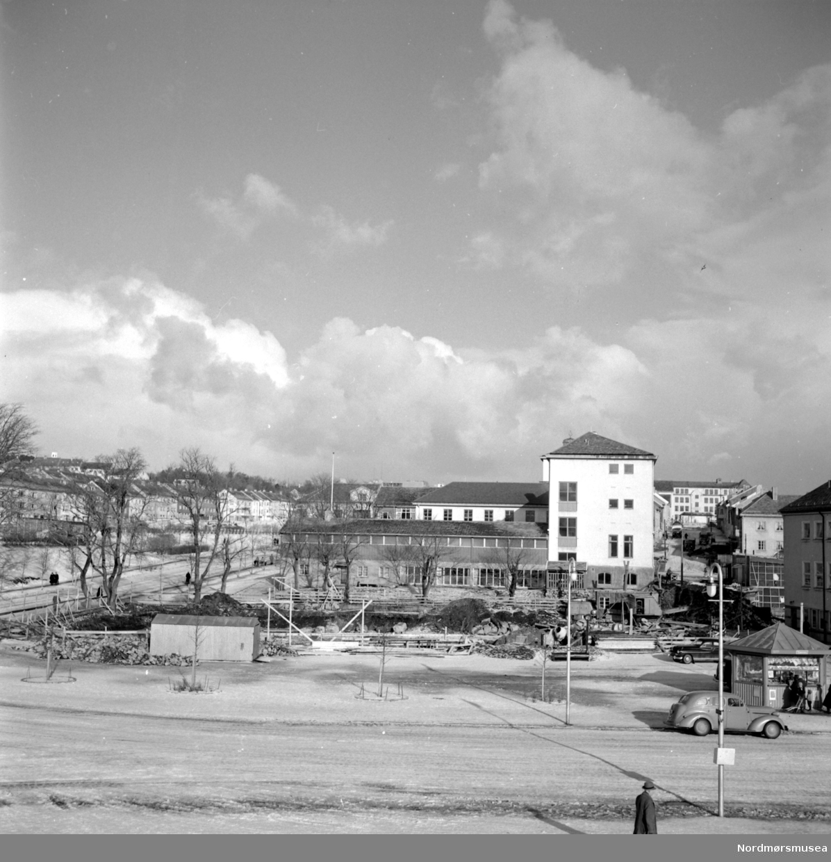 Foto fra byggeplassen til Folkets hus på Kongens plass på Kirkelandet i Kristiansund. Bildet kan trolig dateres til omkring 1958. Fotograf er Nils Williams. Fra Nordmøre museums fotosamlinger.