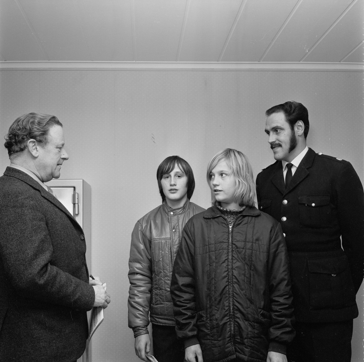 Pojkar belönade, stoppade rattfyllerist, Österby, Uppland, november 1971