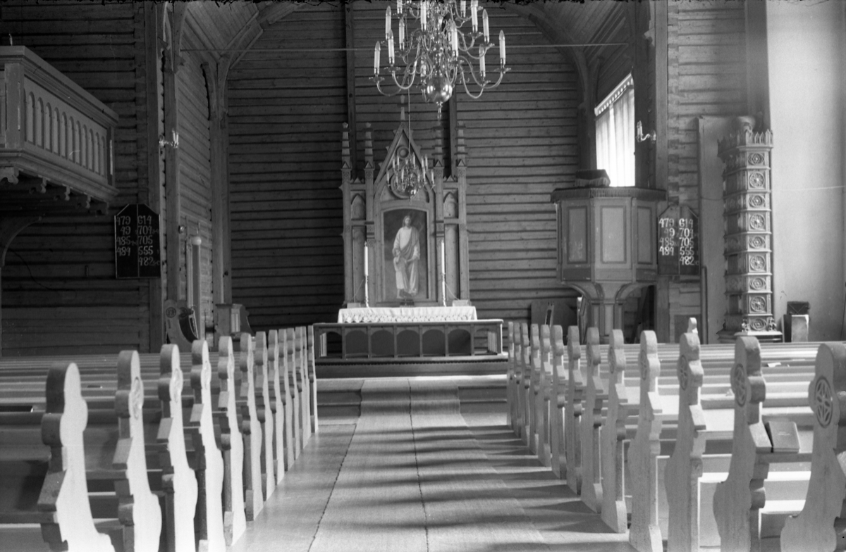 Sju interiørbilder fra Nordlien kirke i Østre Totenjuli/august 1957. Fire bilder i retning alteret, to mot inngangen.