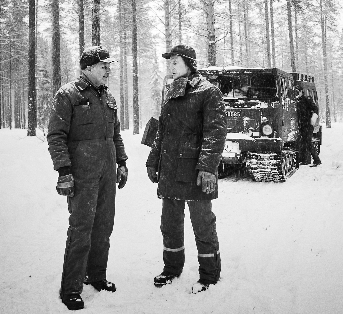 Teknikläraren, 1. fding Rolf Nordström planerar ett vårdpass med kuschefen kapten Lennart Lagestrand.