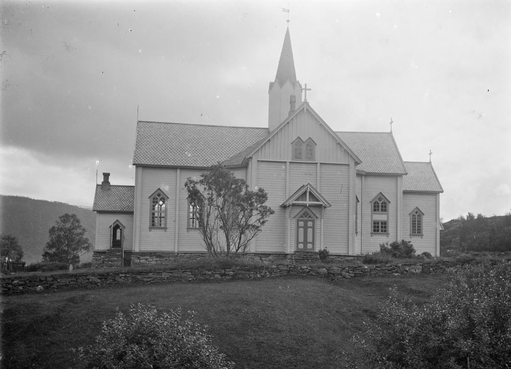 Leirfjord, Leland. Leirfjord kirke sett fra skolen (gammelskolen, nå museum). Kirken ble bygget i 1866 og vigslet i 1867.