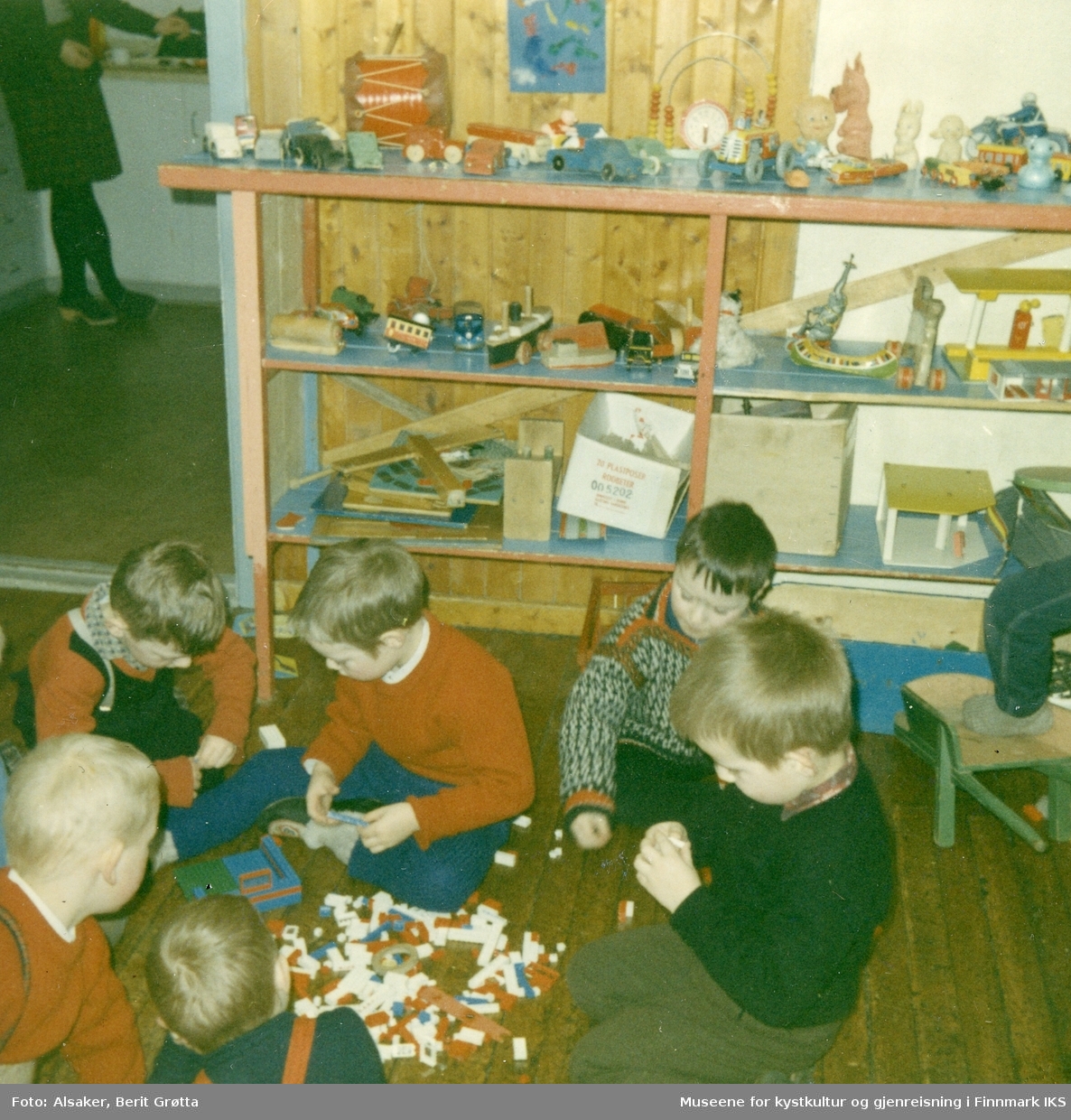 Honningsvåg. Seks gutter leker med lego i Klubben barnehagen. F.v. bak Roald Andersen. 1965-66.