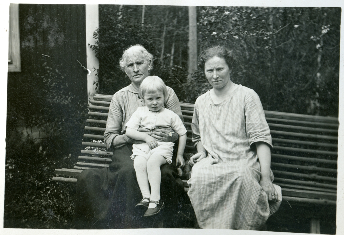 Himmeta sn, Tveta. "Farmor, Nils och Julia". Sittande på trädgårdsbänk