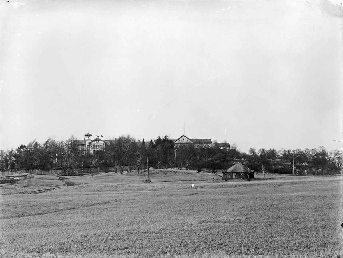 Ringve gård sett fra syd. Hovedbyningen vises til venstre i bakgrunnen.