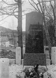 Gravstøtte over styrmand Kasper Bardal (f. 17.05.1877-d. 17.