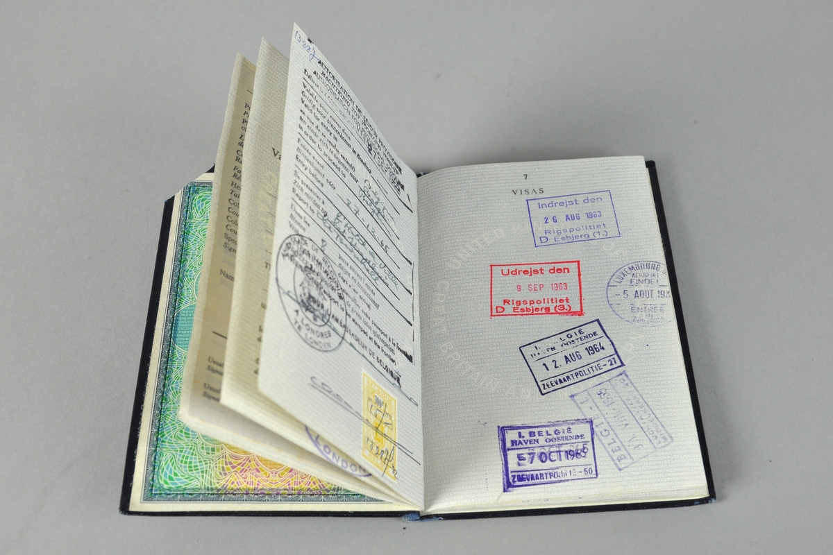 Svart pass utstedt i Storbrittania. Passet er stemplet utgått og øverste høyre hjørne er kuttet.