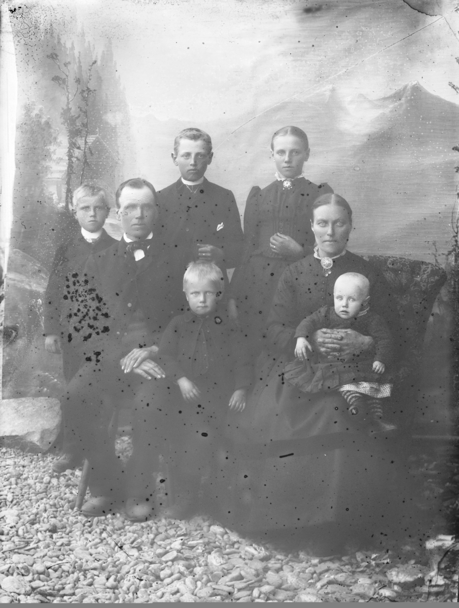 Familiegruppe med fem barn