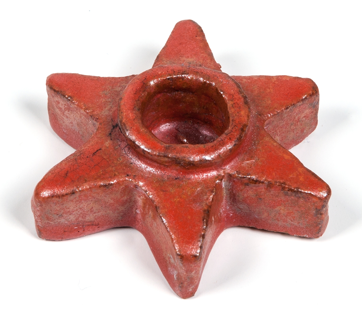 Ljusstake, liten stjärna, röd glasyr, keramik, formgiven av Märta Willborg, 1930-talet.