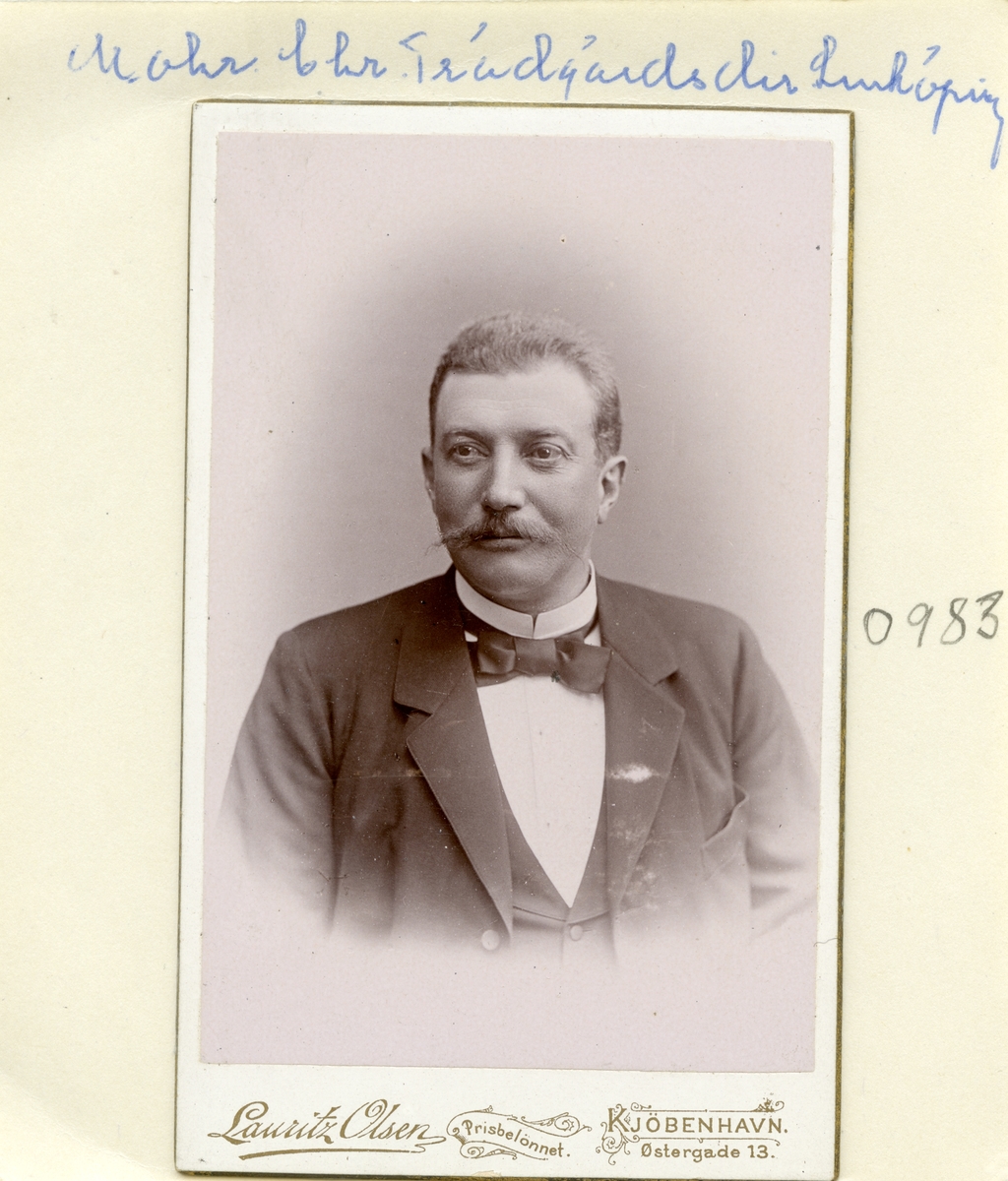 Porträtt av den tyske undersåten Christian Mohr. År 1878 invandrad till Sverige för tjänsten som länsträdgårdsmästare i Östergötland med Linköping som bostadsort. Från 1901 gift med Maria Lovisa Lundborg.