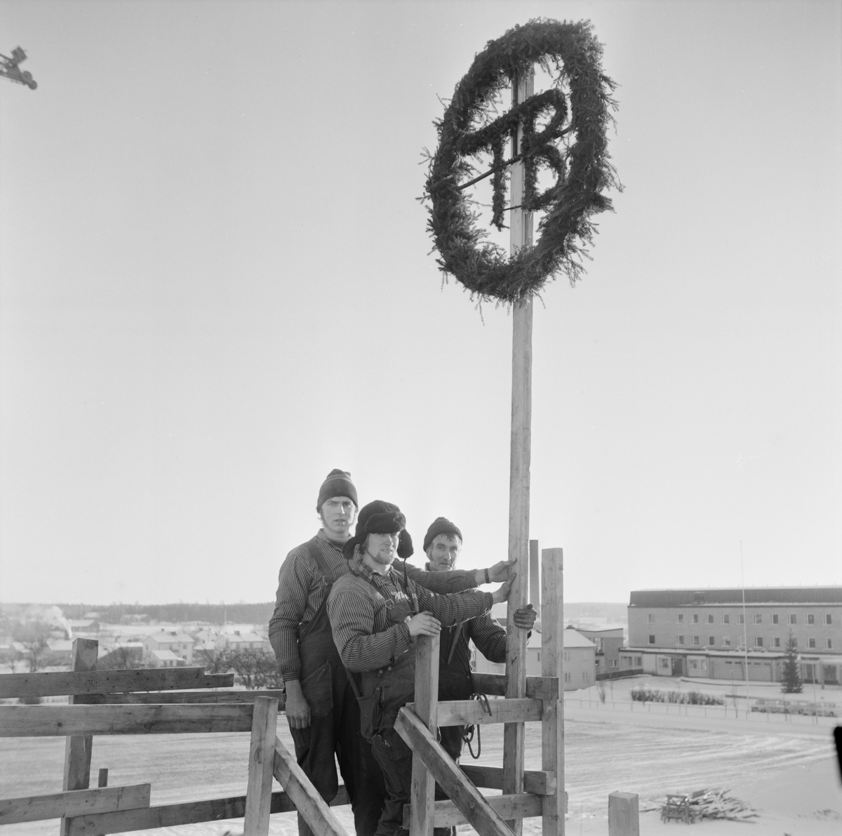 Taklagskrans i kvarteret Skölden, Tierp, Uppland, december 1971