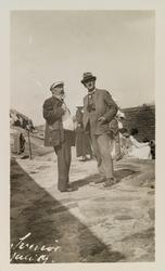 To menn på Svenner (Svenør) fyr i 1919. Forsamling med menne