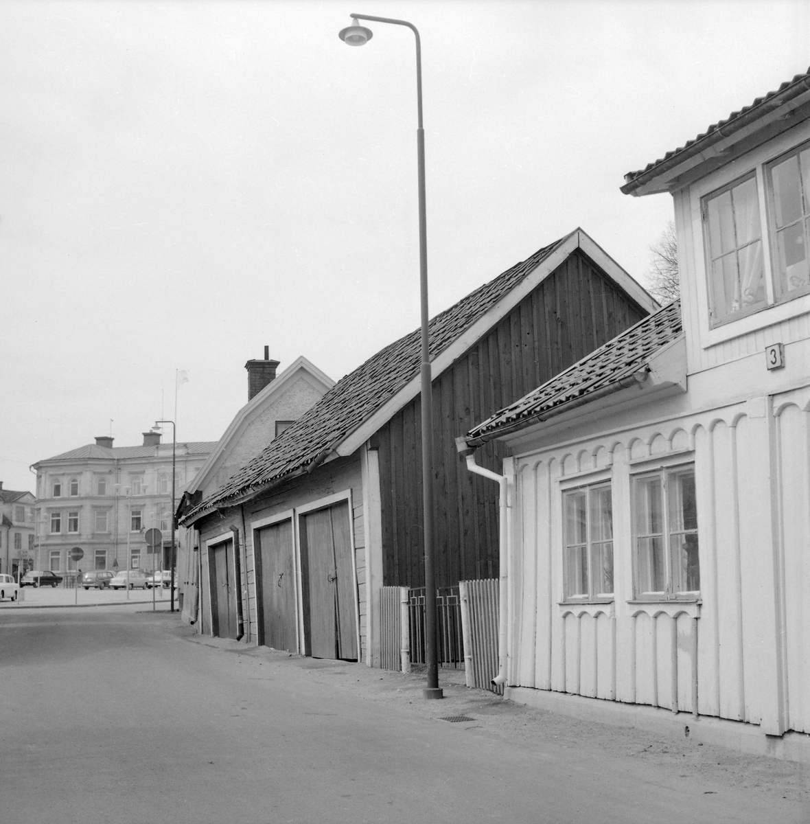 Parti av Vistenagatan i Skänninge. Här dokumenterad av Östergötlands museum 1967. I fonden skymtar Stadshotellet.