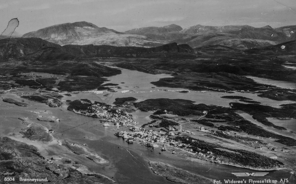 Brønnøy, Brønnøysund. Luftfoto av Brønnøysund.