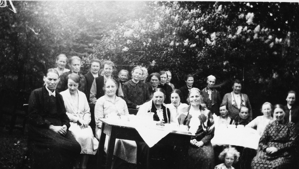 "Presteforeninga" som arbeidde for Det Norske Misjonsselskap, her samla i prestehagen på Time omkring 1938. Det var kvinneforeninga på Vestly som til vanleg samlast i prestegarden og fekk då namnet "Presteforeninga.