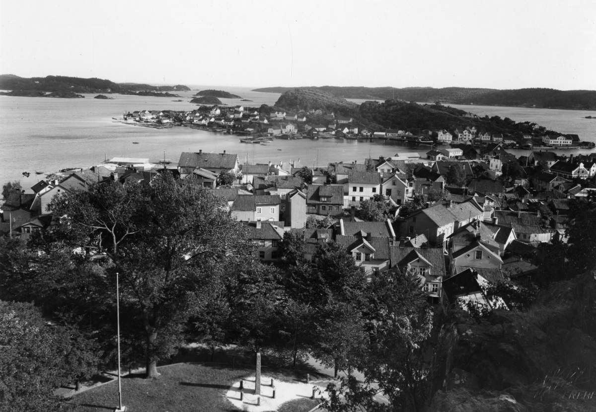 utsikt fra Skriverheia: Kirkehaugen, byen, Øya og Kragerøfjorden. Kragerø. 1933